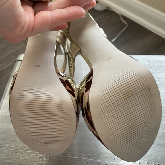 New Guess gold sequin INDRINA haircalf platform t strap sandals heels 6.5 - Picture 8 of 13